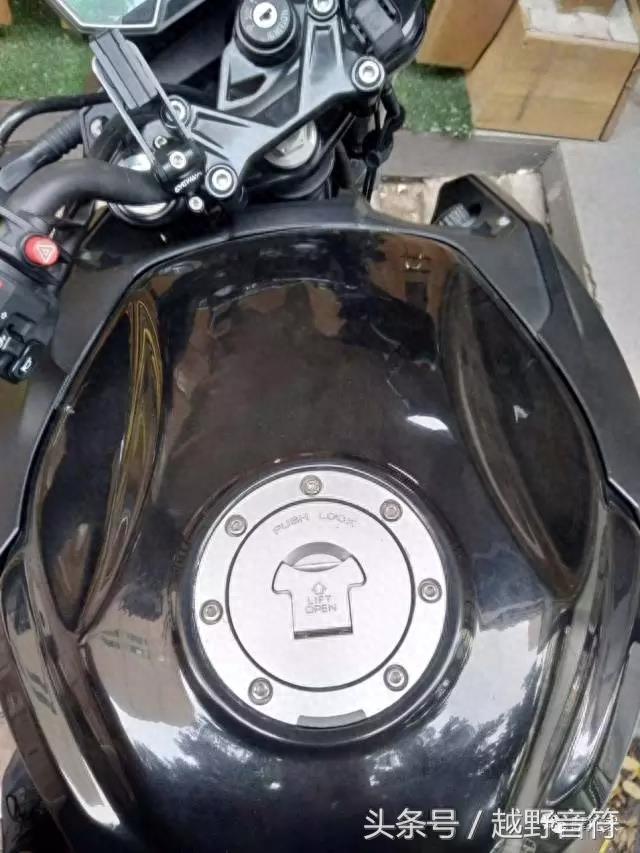 春风CF400NK 全新运动型摩托车