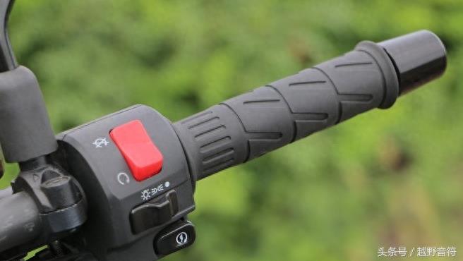 春风CF400NK 全新运动型摩托车