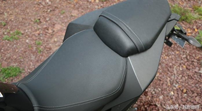 春风CF400NK 全新运动型摩托车