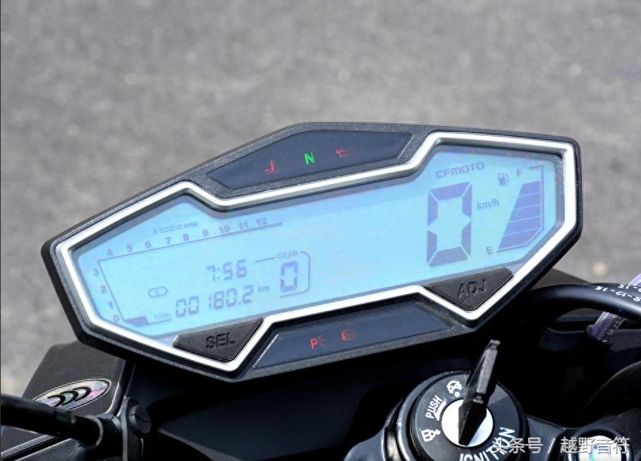 春风CF400NK 全新运动型摩托车