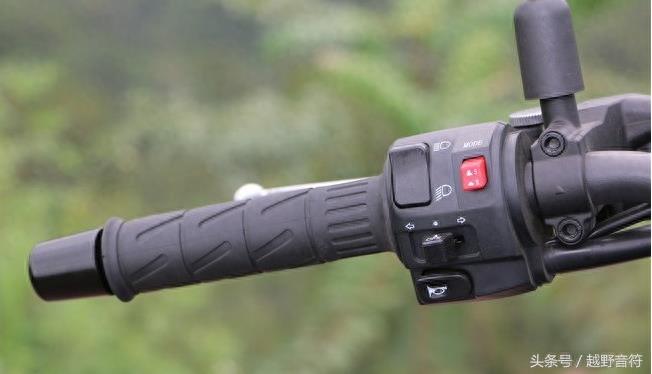 春风CF400NK 全新运动型摩托车