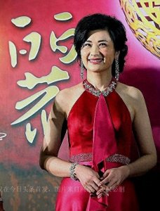 ​黄有龙父亲在老家去世，赵薇黄有龙均未现身黄有龙犯了什么事？