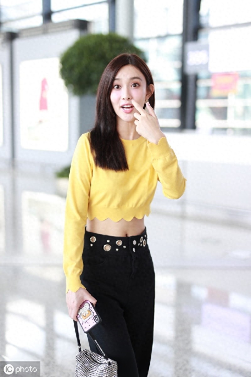 《陈情令》女主孟子义露腰现身,肖战王一博大火她却戏红人不红