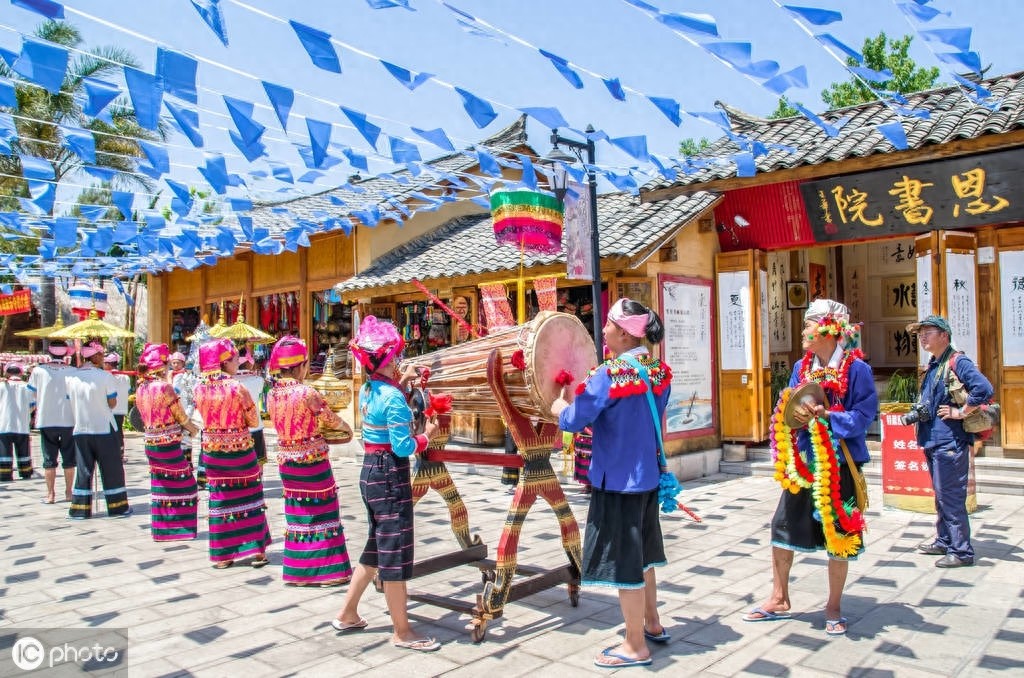 云南民族村位于昆明市西南郊滇池之滨的国家级旅游度假区内