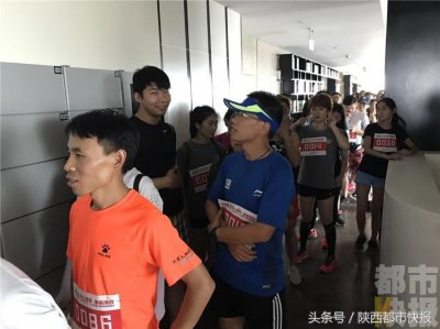 ​百人比拼爬楼梯 26层用5分钟