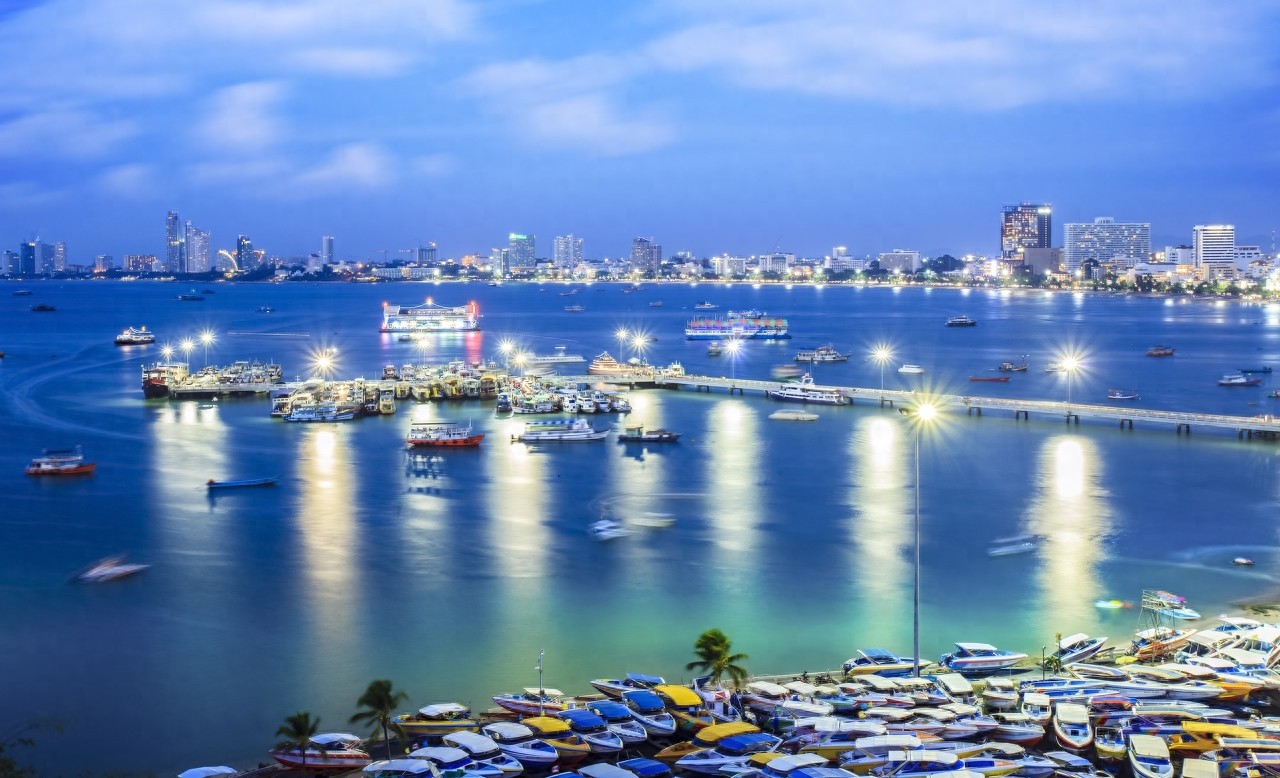 位于泰国芭提雅市曼谷湾，是优良海滨浴场，有“东方夏威夷”之称