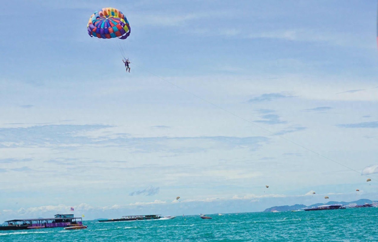 位于泰国芭提雅市曼谷湾，是优良海滨浴场，有“东方夏威夷”之称