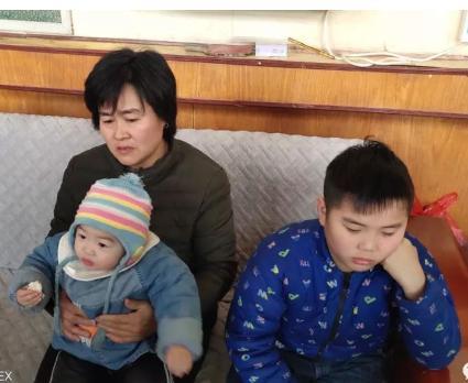 “小辉辉”夫妻已下葬，儿子没流泪不愿守灵，网友却说：别怪他！