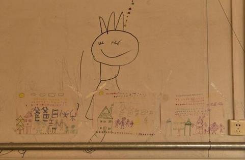 “小辉辉”夫妻已下葬，儿子没流泪不愿守灵，网友却说：别怪他！