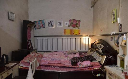 “小辉辉”夫妻已下葬，儿子没流泪不愿守灵，网友却说：别怪他！