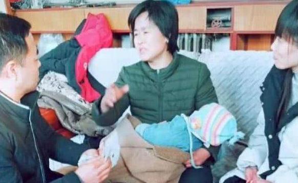 “小辉辉”夫妻已下葬，儿子没流泪不愿守灵，网友却说：别怪他！