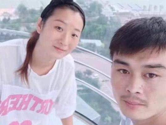 “小辉辉”夫妻已下葬，儿子没流泪不愿守灵，网友却说：别怪他！