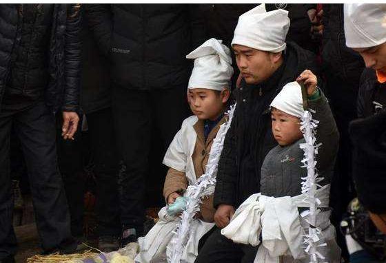 “小辉辉”夫妻已下葬，儿子没流泪不愿守灵，网友却说：别怪他！