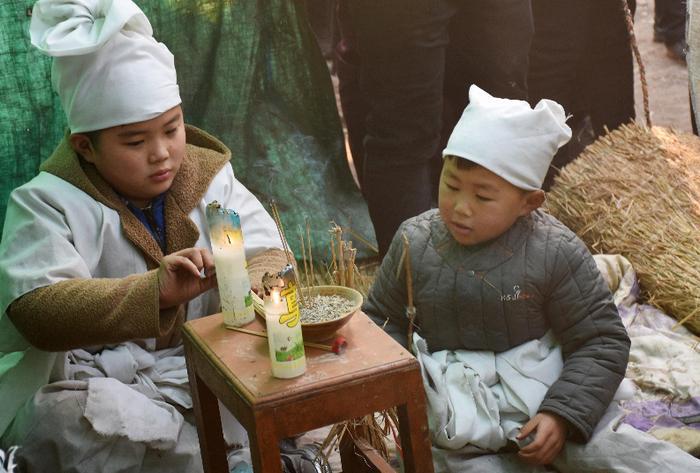 “小辉辉”夫妻已下葬，儿子没流泪不愿守灵，网友却说：别怪他！