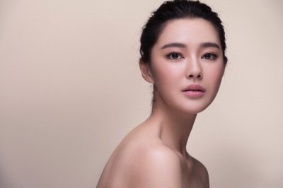 ​甄琪出演的电影《追龙2》热播 首演富家千金