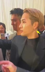 ​王嘉尔现身参加朋友婚礼，一出场立马成为焦点，盖过新人风头