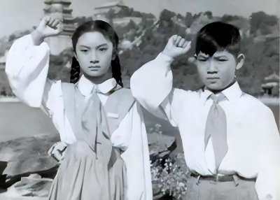 ​53年张筠英献花给毛主席，引毛主席关注，问：你喜欢国庆还是过年