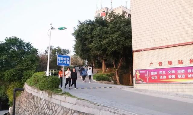 泉州这座山上的学校,除了8个食堂,还有这些鲜为人知的真相……