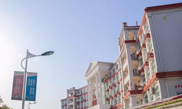 泉州这座山上的学校,除了8个食堂,还有这些鲜为人知的真相……