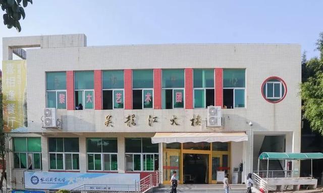 泉州这座山上的学校,除了8个食堂,还有这些鲜为人知的真相……