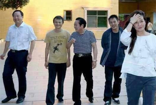 王林：能“断蛇复活”，拜师费500万，李冰冰下跪认干爹