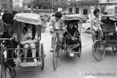 ​80年代老照片，厦门鼓浪屿，街边的食客，打牌的老人，写生的画家