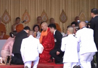 ​北京“佛牙舍利”抵泰国，泰王参拜并跪谢中国高僧