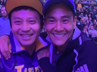 ​邓超彭于晏看湖人球赛，搞笑耍宝毁形象，网友：这是没空录跑男？