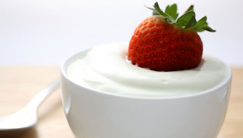 酸奶在冰箱里放超保质期还能喝吗