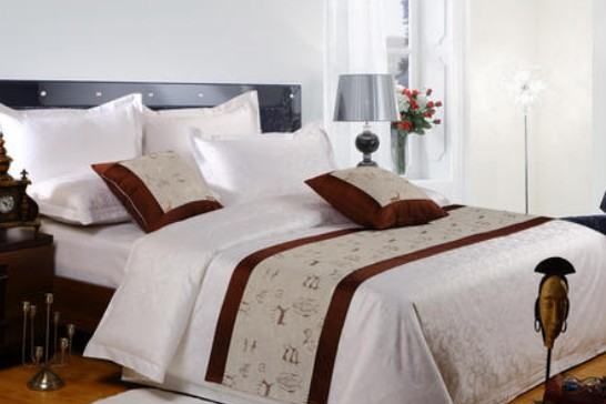 宾馆里床上的一块布有什么用,酒店床上的布条是干什么用的图6