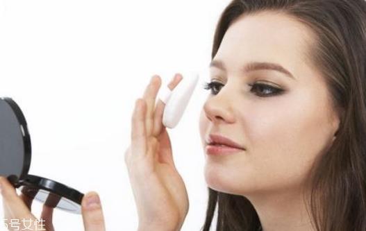 散粉和蜜粉哪个好 散粉和蜜粉哪个定妆好