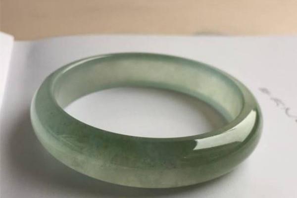 翡翠手镯起胶是什么意思 翡翠手镯起胶还还是起荧光好