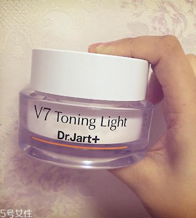 素颜霜涂完要不要打粉？擦素颜霜后要擦散粉吗？