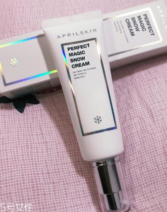 素颜霜涂完要不要打粉？擦素颜霜后要擦散粉吗？