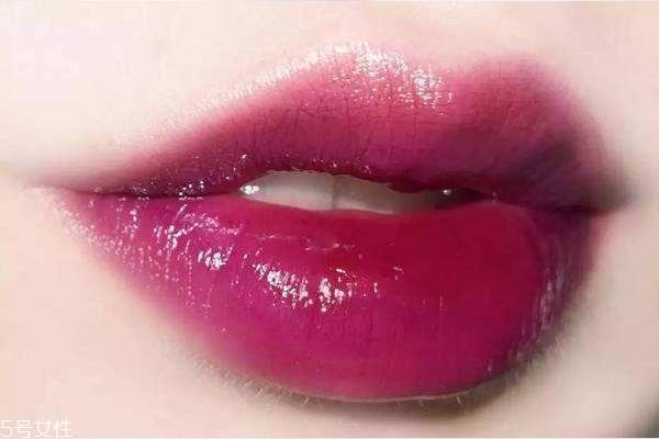 大牌口红卡纹什么原因 原因在于唇部保养