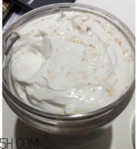 ​雅顿绿茶蜜滴舒体霜油不油？粘被子吗？