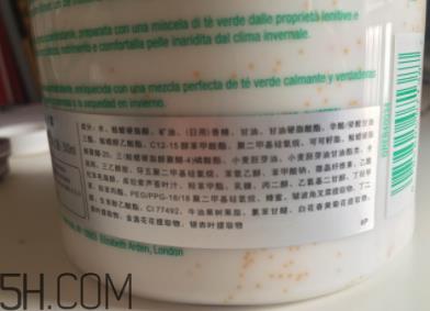 雅顿绿茶蜜滴舒体霜油不油？粘被子吗？