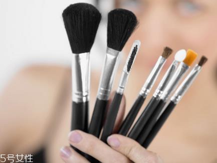 洗化妆刷要用什么洗？选购化妆刷误区