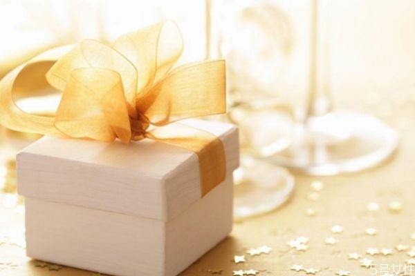 男生告白应该送什么礼物呢 暗恋对方应该送什么呢