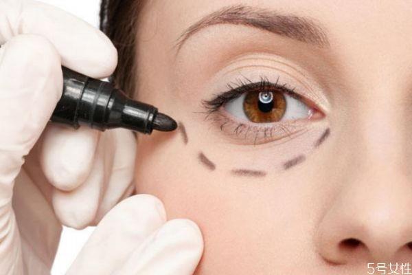 面部刮痧能去眼袋吗 经常刮眼眶能去眼袋吗 面部刮痧能去眼袋吗 经常刮眼眶能去眼袋吗