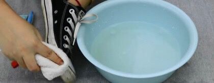 匡威白色帆布鞋怎么清洗(匡威白色帆布鞋容易发黄吗)-第1张图片-