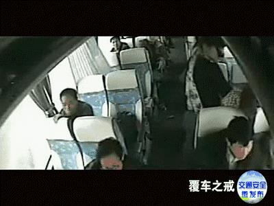 心痛!广东大巴爆胎撞护栏侧翻致7死11伤,5名乘客惨被甩落十米桥下