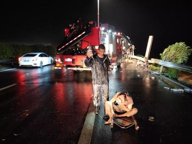 心痛!广东大巴爆胎撞护栏侧翻致7死11伤,5名乘客惨被甩落十米桥下