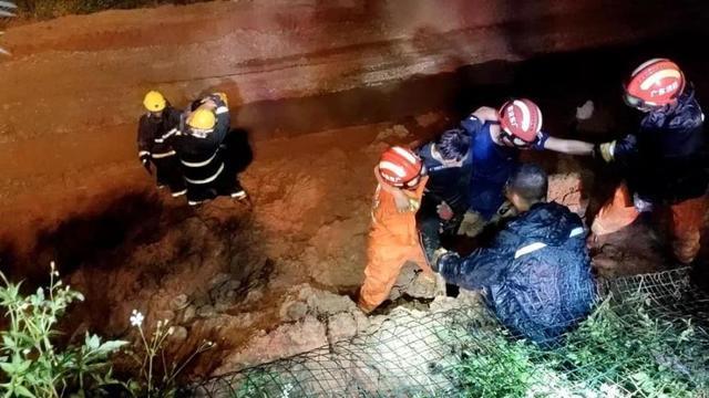 心痛!广东大巴爆胎撞护栏侧翻致7死11伤,5名乘客惨被甩落十米桥下