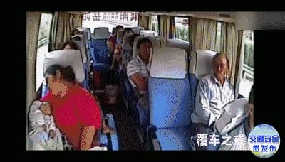 心痛!广东大巴爆胎撞护栏侧翻致7死11伤,5名乘客惨被甩落十米桥下