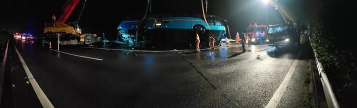 心痛!广东大巴爆胎撞护栏侧翻致7死11伤,5名乘客惨被甩落十米桥下