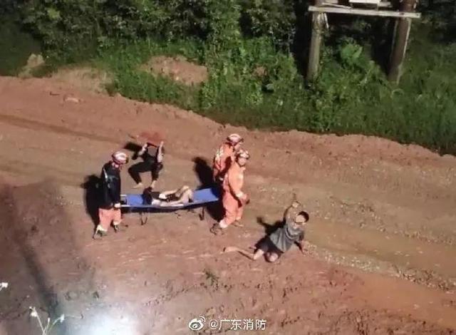 心痛!广东大巴爆胎撞护栏侧翻致7死11伤,5名乘客惨被甩落十米桥下
