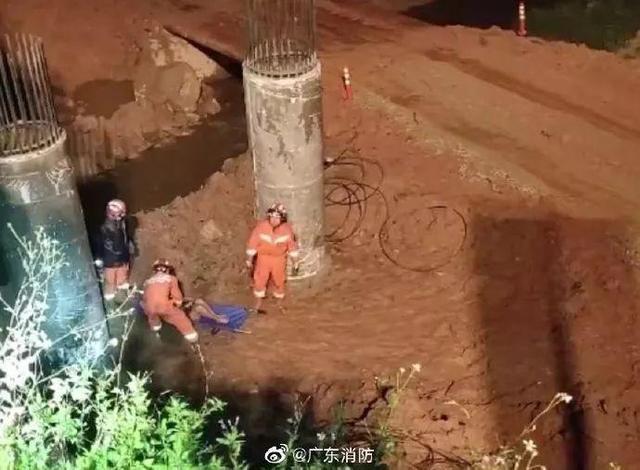 心痛!广东大巴爆胎撞护栏侧翻致7死11伤,5名乘客惨被甩落十米桥下