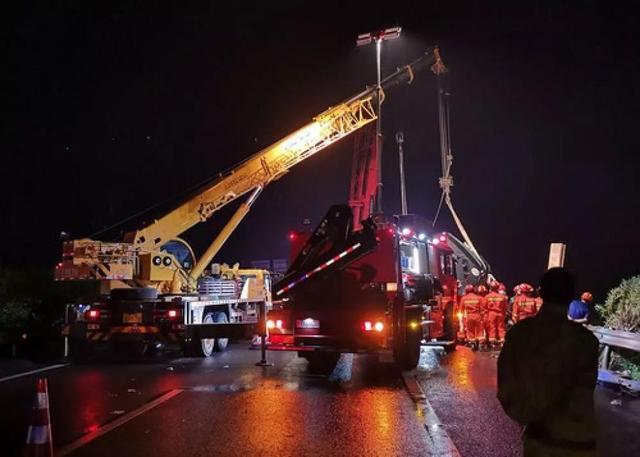 心痛!广东大巴爆胎撞护栏侧翻致7死11伤,5名乘客惨被甩落十米桥下