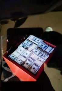 ​给你汇一箱子美金，但自付2万快递费，警方出手，她差点被骗